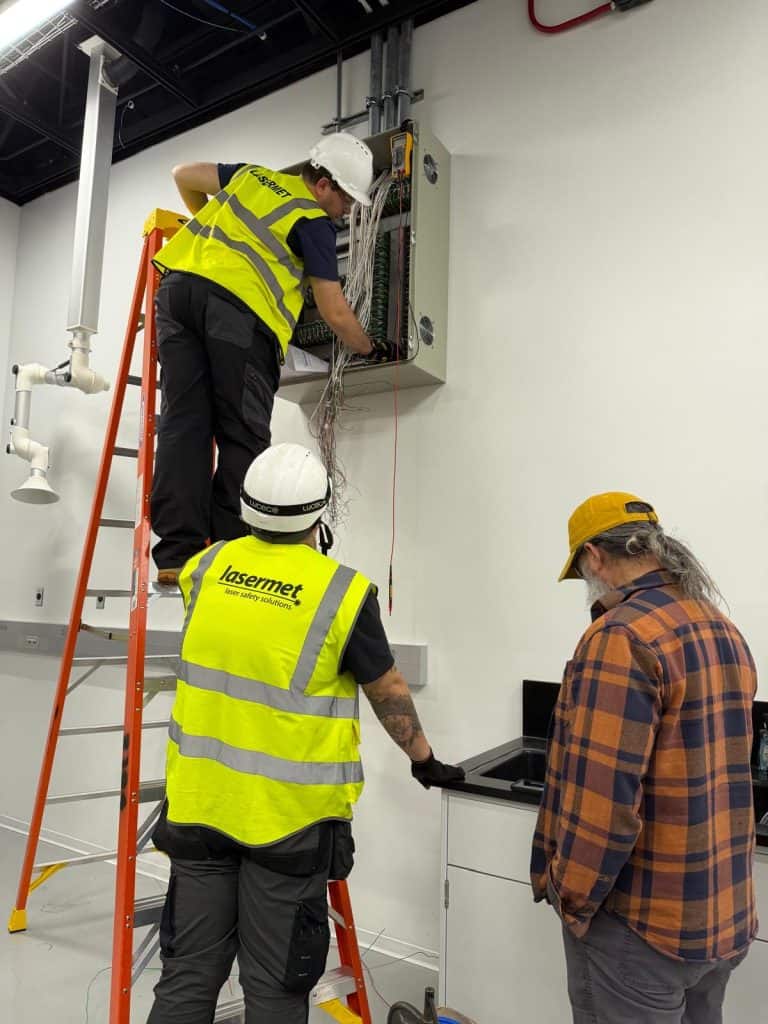 Techniker von Lasermet Install bei der Verkabelung des „Safety Logic Plus“