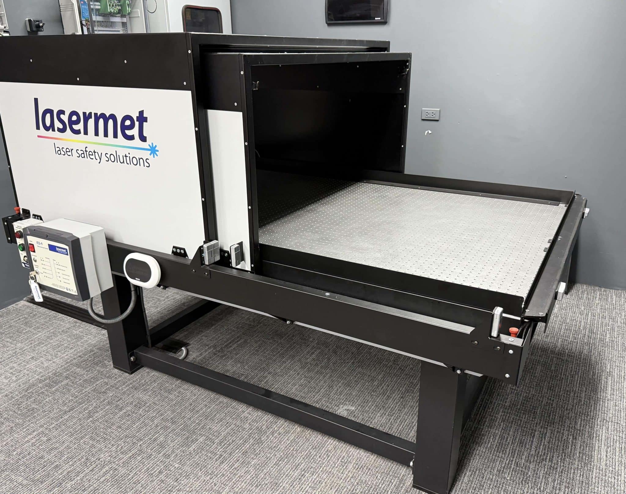 Lasermet_Lucas_Table_Top_Open_Right_Angle (1)